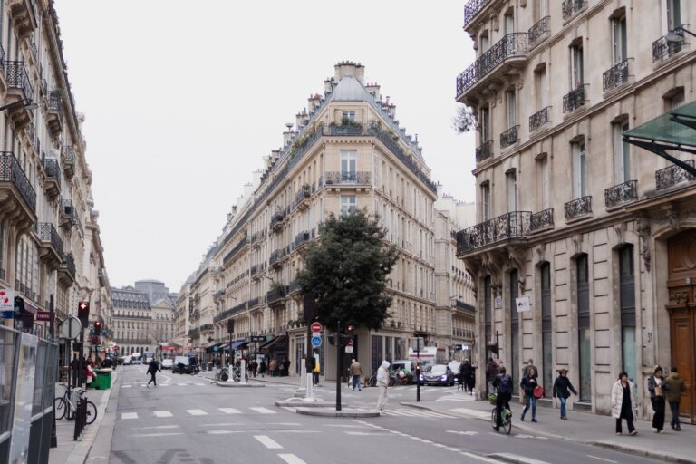 Que faire à Paris gratuitement — vue de rue à Paris avec des gens