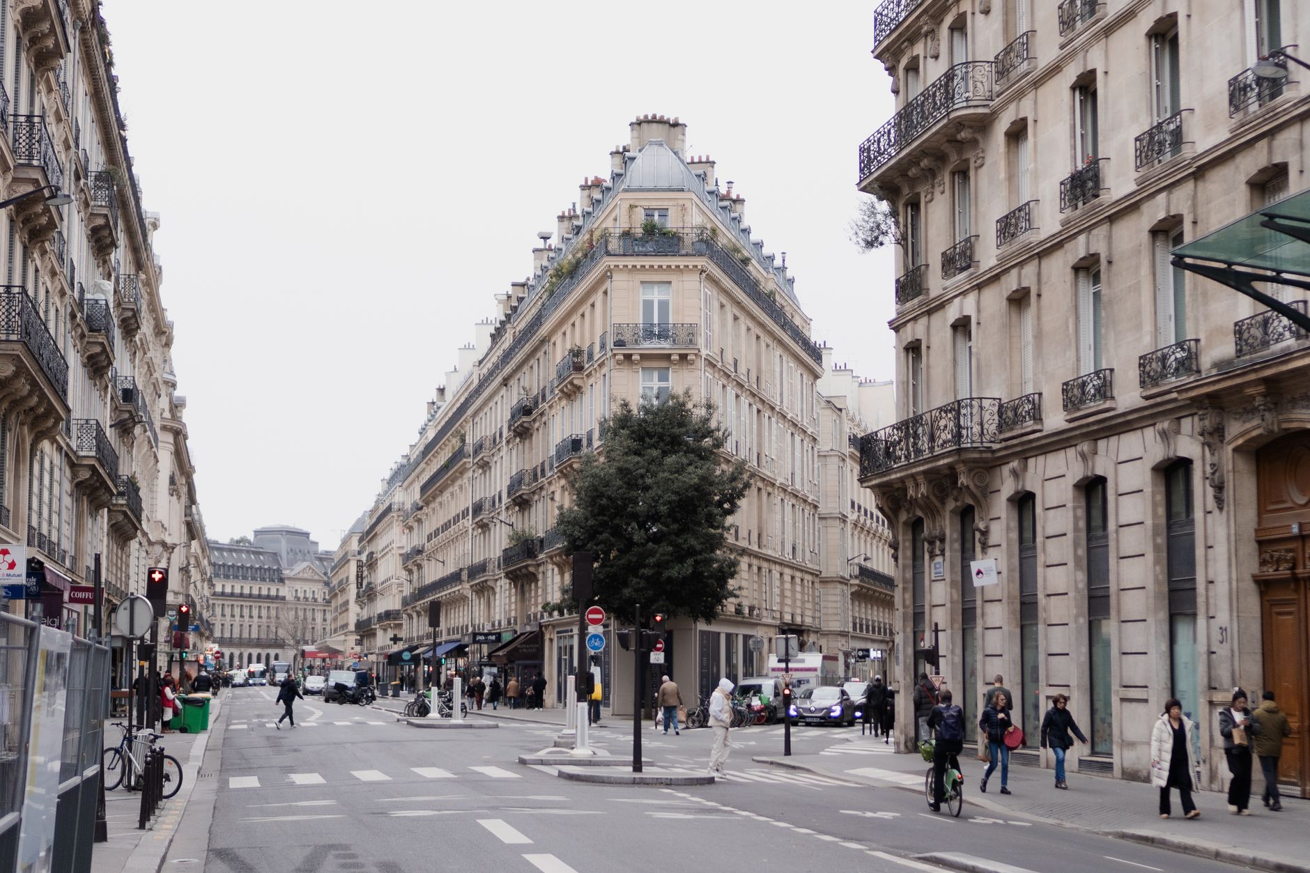 Que faire à Paris gratuitement — vue de rue à Paris avec des gens