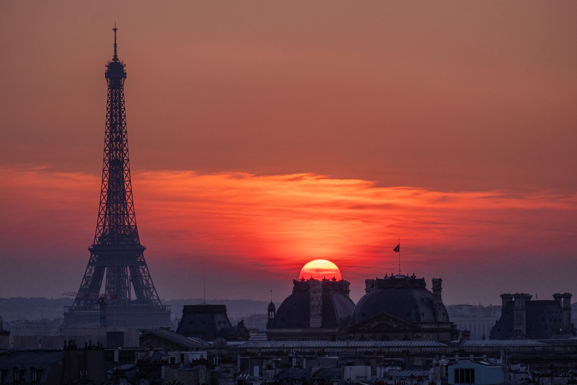 Quelle ville visiter en amoureux — paysage urbain romantique Paris coucher de soleil