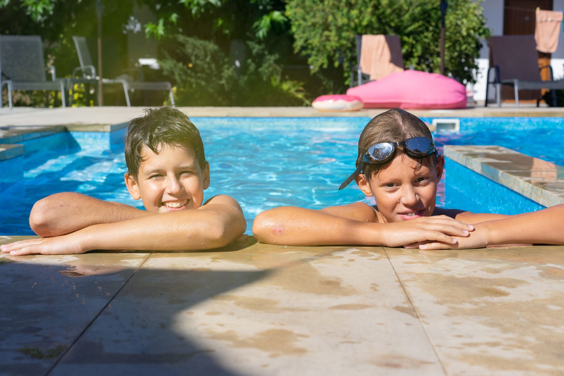 Week-end en famille avec piscine : comment choisir la bonne destination — famille vacances piscine