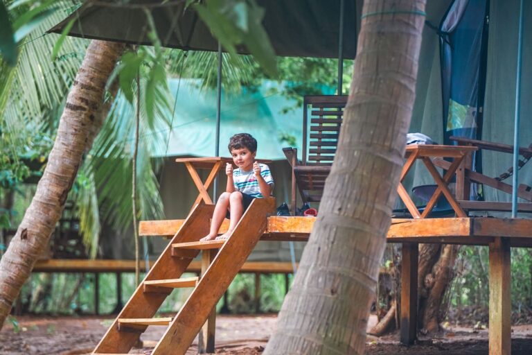 Week-end insolite en famille cabanes, — famille camping cabane nature